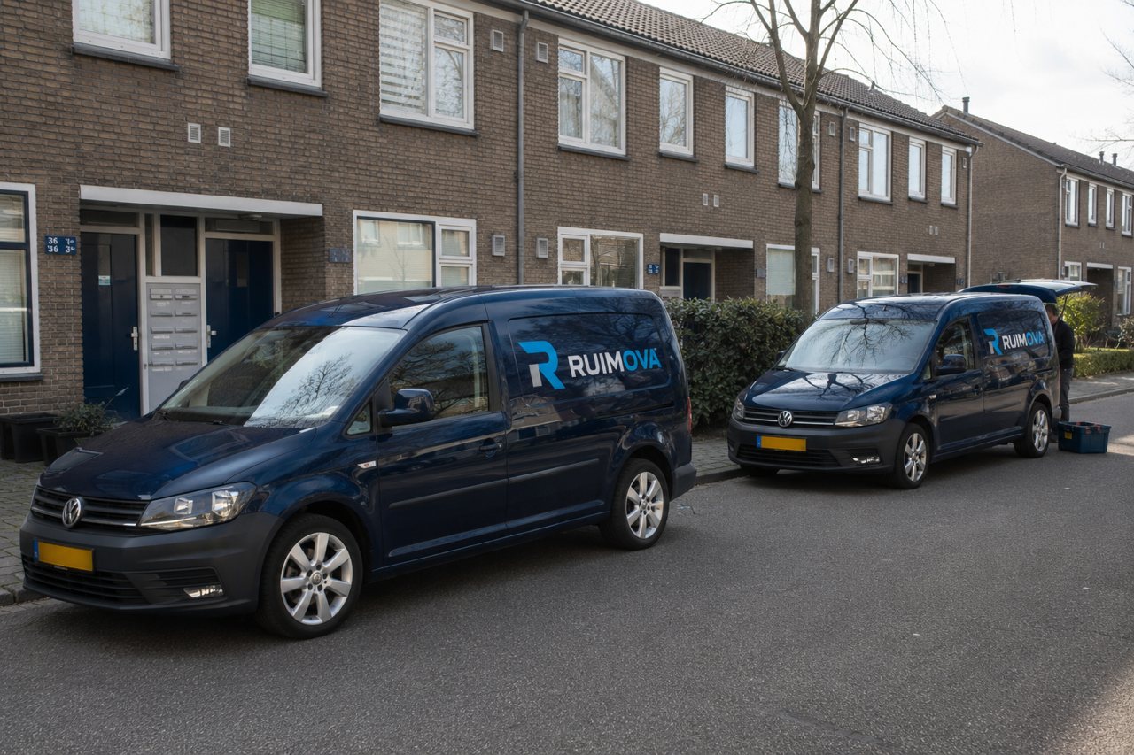 Ruimova-bussen bij een woonwijk