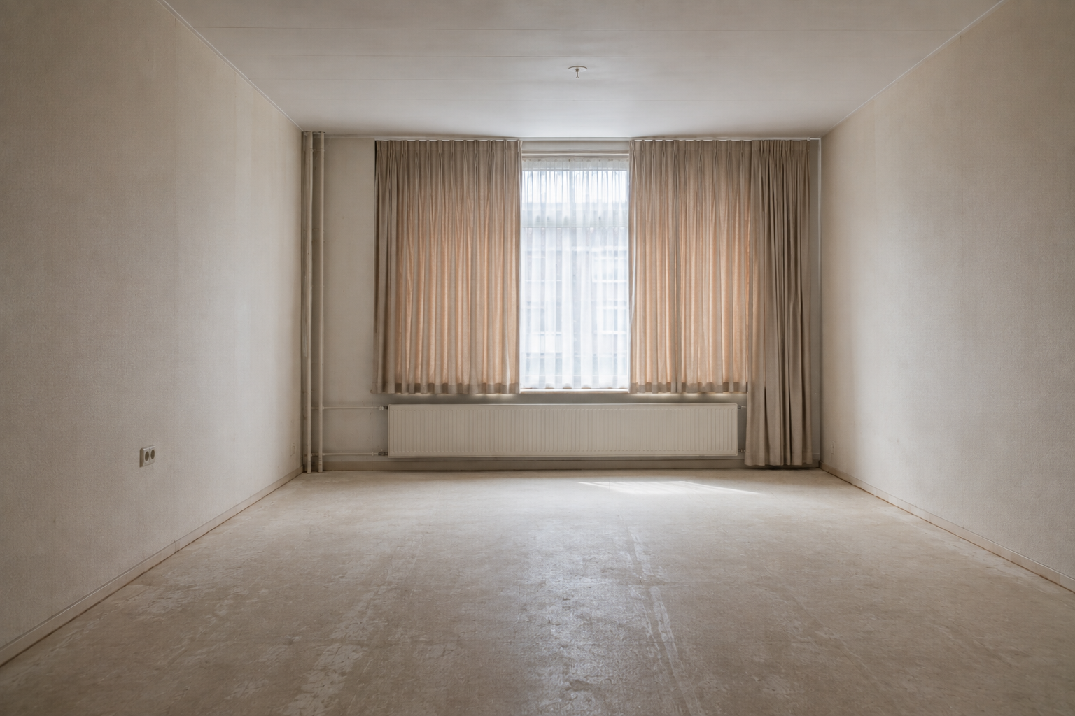 Lege woonkamer na ontruiming door Ruimova